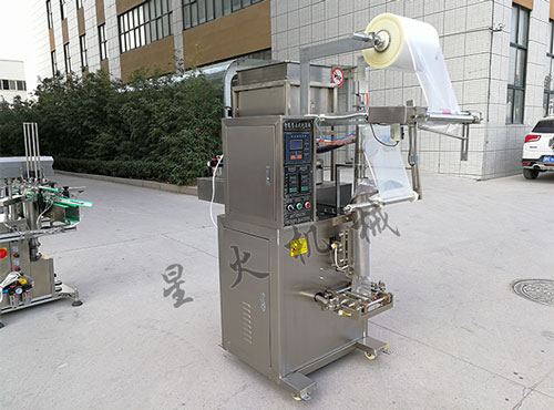 辣椒油包裝生產(chǎn)線實(shí)拍圖