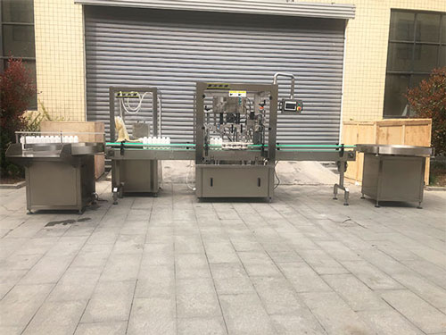 全自動(dòng)液體灌裝機(jī)械實(shí)拍