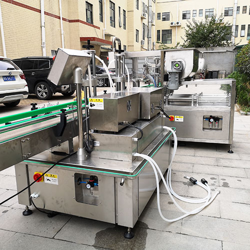 大顆粒醬料灌裝加油加汁機(jī)背面實拍