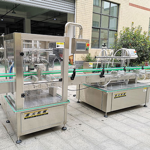 大顆粒醬料灌裝加油加汁機(jī)實拍