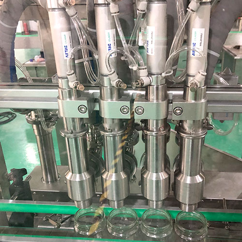 四頭醬料灌裝機(jī)設(shè)備
