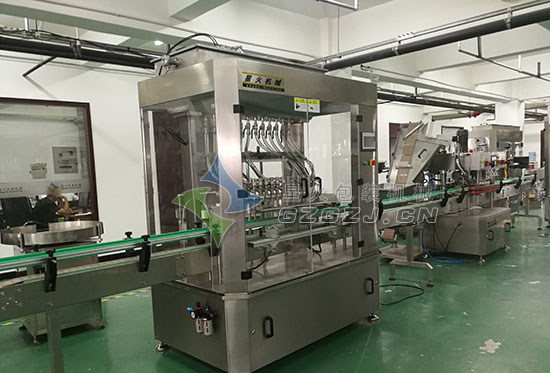 全自動(dòng)車用尿素灌裝機(jī)廠房內(nèi)實(shí)拍